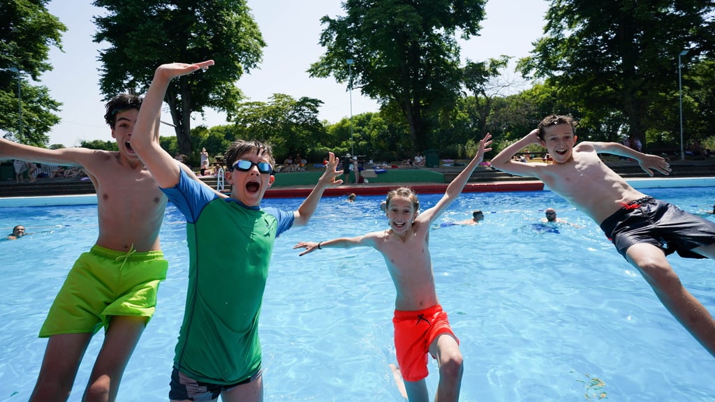 Kinder lieben es im Wasser! Wenn Familien öfter ins Freibad gehen, lohnt sich ein Blick auf die Preise und mögliche Vergünstigungen.