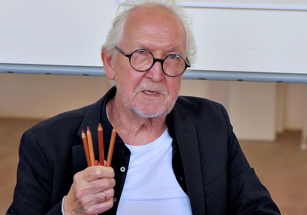 Rudolf Pötzsch hatte ein paar Rötelstifte mitgebracht, mit denen seine Ausstellungsbilder im Imuset entstanden sind.