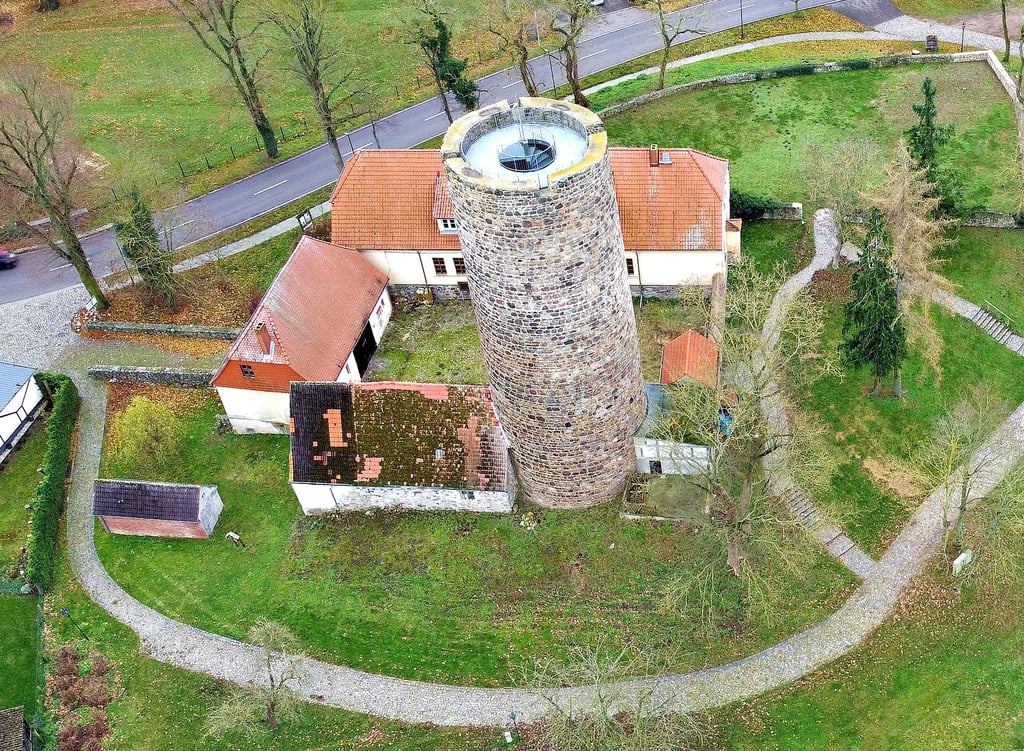 Die Burg Loburg aus der Vogelperspektive. Am Freitag und Samstag soll der Turm bestiegen werden können.