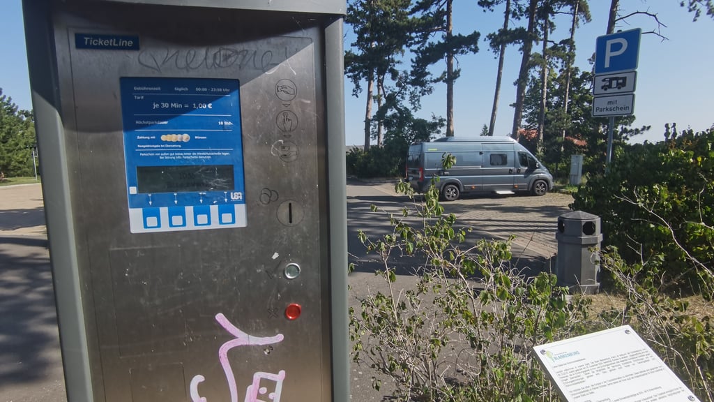 Der obere Wohnmobilstellplatz am Schnappelberg in Blankenburg am Mittwoch, 13. August 2025: Ein Camper hat dort geparkt. Am Parkscheinautomaten findet sich immer noch kein Hinweis darauf, dass dort gar kein Tagesticket gezogen werden kann.