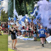 Vollgas mit Fahne: Beim Spirit-Wochenende 2024 in Loburg kam selbst der Flitzer im Vereinsblau daher, zumindest was die Haarfarbe anging. Der Ordner blieb dran, die Zuschauer jubelten.
