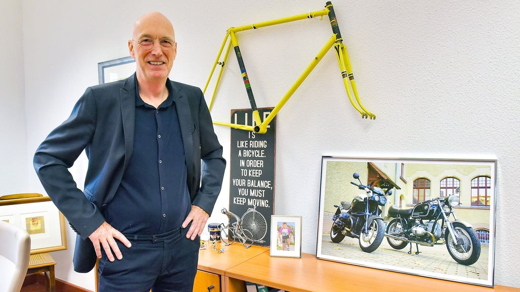 Dass sich Steffen Lutz privat für Zweiräder begeistert, wird auch in seinem Büro im Amtsgericht deutlich.