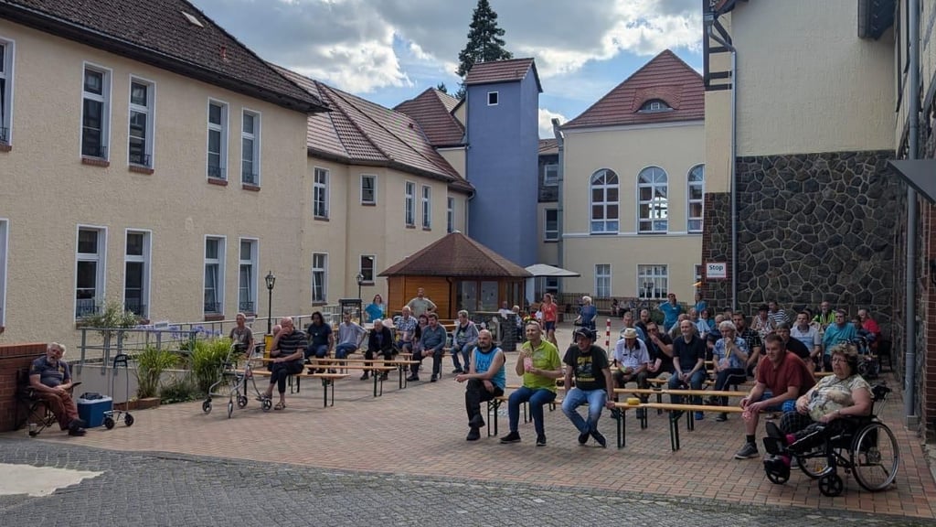 Für einen Nachmittag wurde der Hof zum Freiluftkino.