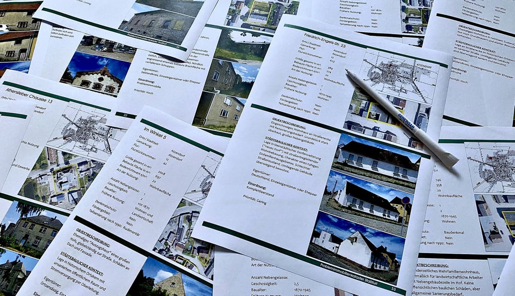 Geisterhäuser in Staßfurt! Mit dem Problemimmobilienkataster im Gepäck ziehen Anke Michaelis-Knakowski, Leiterin der Planungs-, Umwelt- und Liegenschaftsbehörde, und Stadtplanerin Petra Albrecht derzeit durch die Ortschaftsratssitzungen. Man nimmt sich ein Beispiel an Halle.