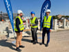 Energieminister Arnim Willingmann (M.) ließ sich auf der Baustelle des neuen Elektrolyseurs in Leuna die Investition erklären.