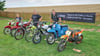 Alexander Fischer (v.l.), Hartmut Zocher und Felix Fischer zeigen stolz die sechs  aufbereiteten Mopeds und eine modernere Maschine (r.), die sie in Taucha während des dritten MZ- und Simson-Treffens  präsentieren wollen. 