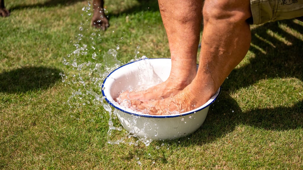 Kühlende Maßnahme: Fußbäder, Wadenwickel oder Wassersprays können bei schweren Beinen im Sommer Erleichterung bringen.
