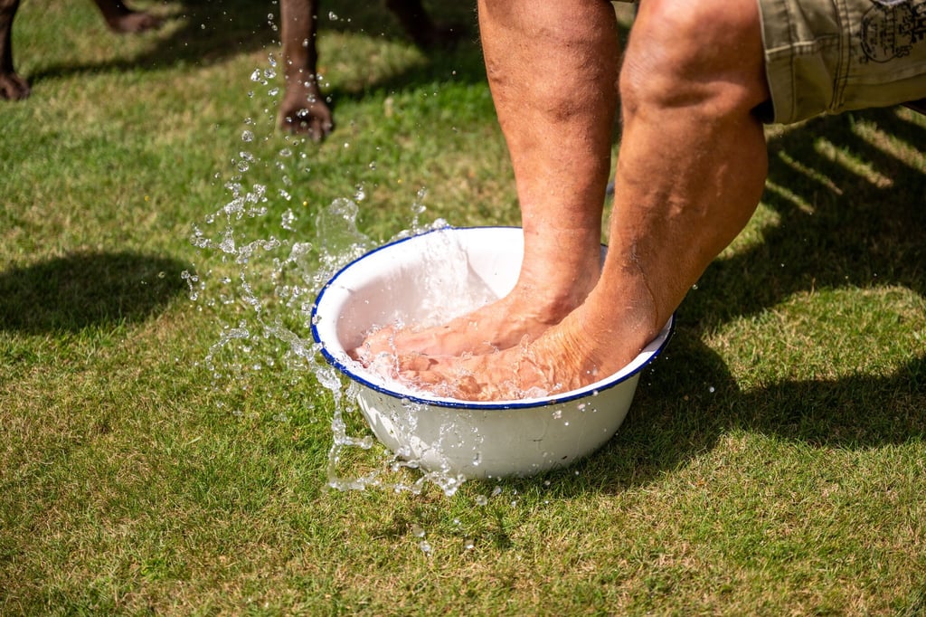 Kühlende Maßnahme: Fußbäder, Wadenwickel oder Wassersprays können bei schweren Beinen im Sommer Erleichterung bringen.