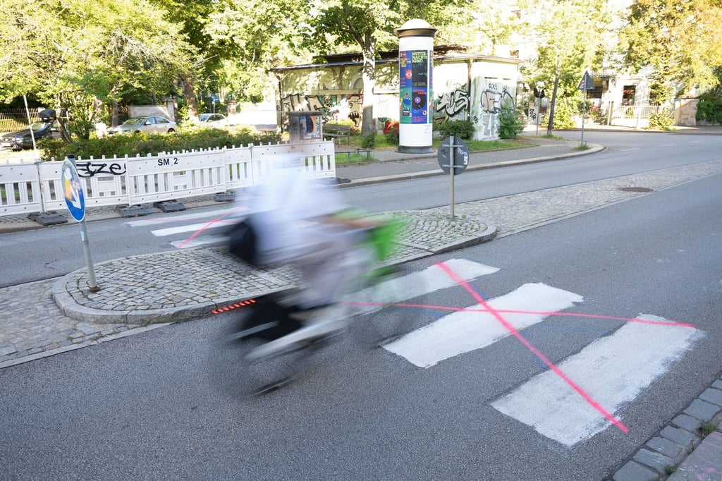 Für einen sicheren Weg über die Straße müssten Schulkinder und Anwohner nun weit laufen. (Archivbild)