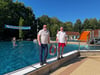 Querfurts Bürgermeister Andreas Nette (l.) und Schwimmmeister Olaf Tobisch am Beckenrand des Querfurter Freibades. 