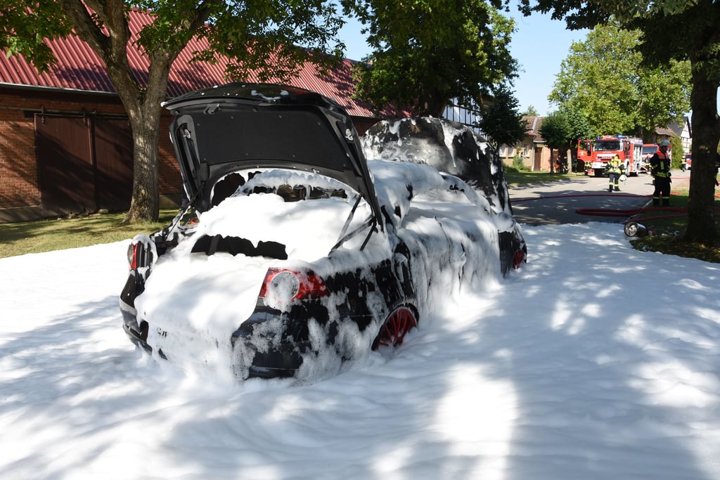 Das Auto brannte direkt auf der Jeetzer Ortsdurchfahrt.