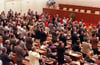 Stehend begrüßen die Abgeordneten der Volkskammer um drei Uhr morgens den Beschluß mit Applaus. In einer Sondersitzung hat die Volkskammer der DDR in Ostberlin am 23.08.1990 den Beitritt der Deutschen Demokratischen Republik zur Bundesrepublik Deutschland zum 3. Oktober 1990 beschlossen.