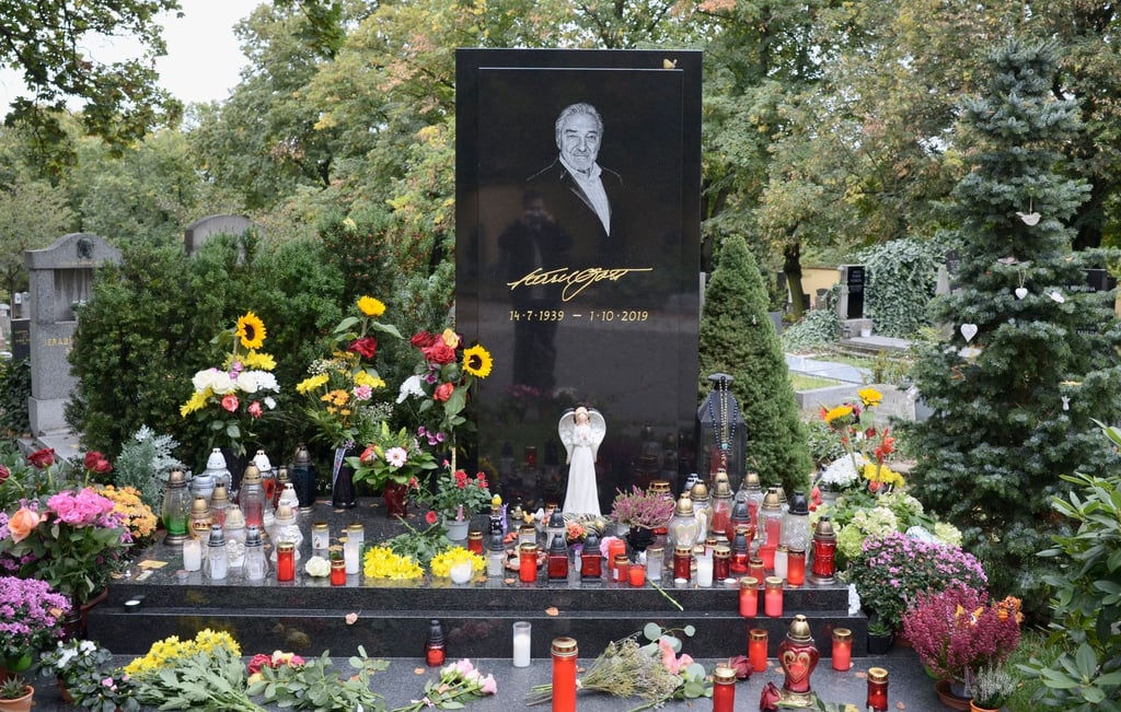 Am Grab des tschechischen Sängers Karel Gott auf dem Malvazinky-Friedhof stehen frische Blumen und brennende Kerzen. (Archivbild)