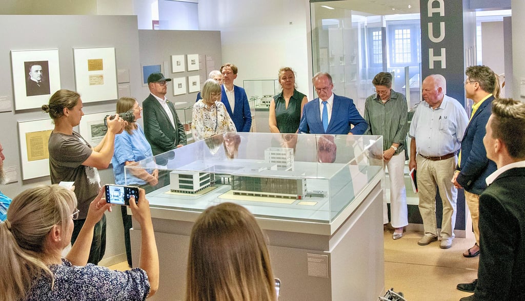 Großer Presserummel im Johannbau: Ministerpräsident Reiner Haseloff kommt zur Übergabe von drei Zuwendungsbescheiden an die Stadt für das Jubiläum „100 Jahre Bauhaus in Dessau“.