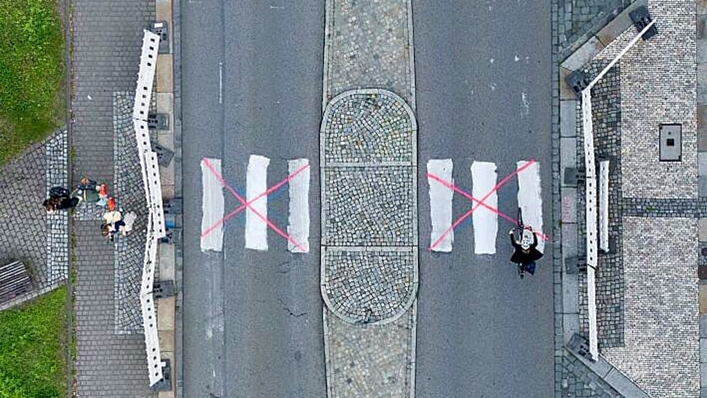 Abgesperrt und durchgestrichen: der Do-it-yourself-Zebrastreifen.