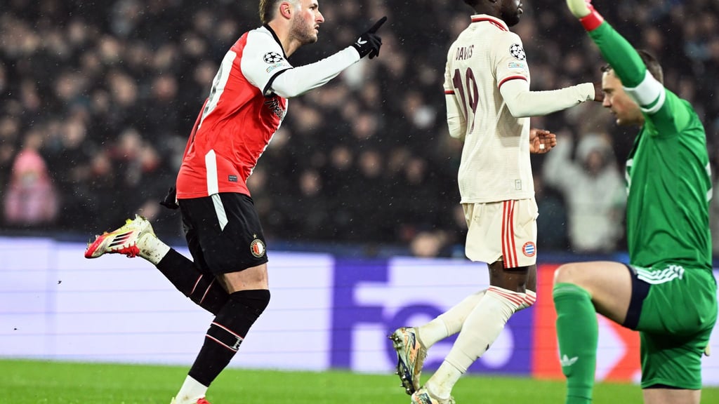 Typische Geste von Manuel Neuer (r.) bei einem Gegentor.