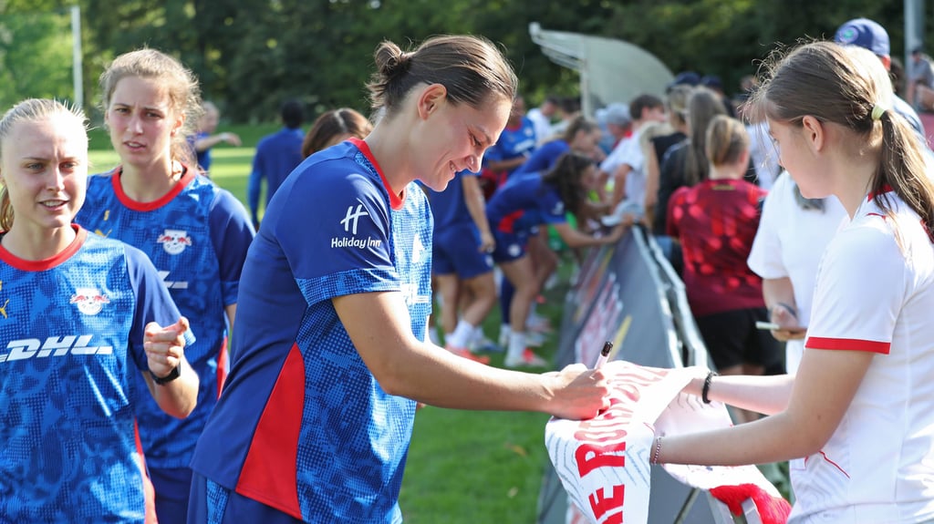 Neue Popularität: Giovanna Hoffmann beim Training der RB-Frauen.