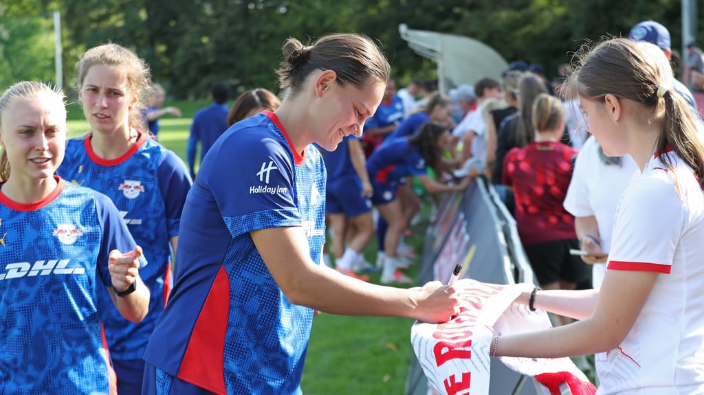 Neue Popularität: Giovanna Hoffmann beim Training der RB-Frauen.