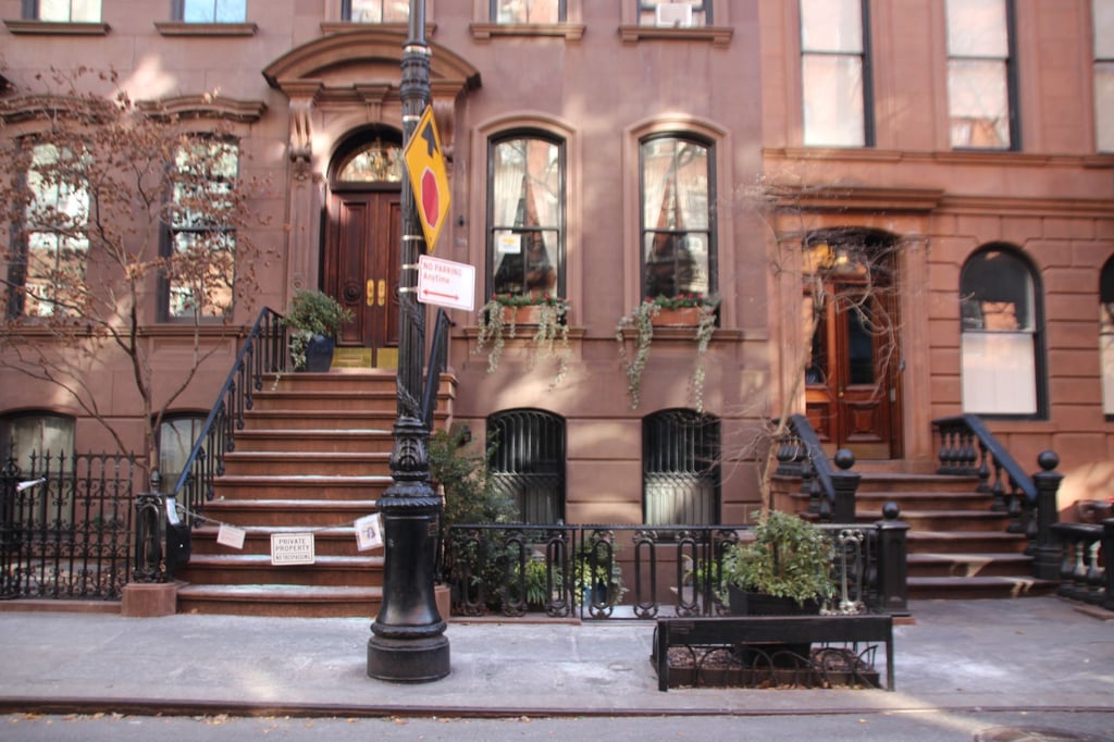 Das Haus von Hauptfigur Carrie Bradshaw (Sarah Jessica Parker) aus der Serie „Sex and the City“ im New Yorker West Village. (Archivbild)