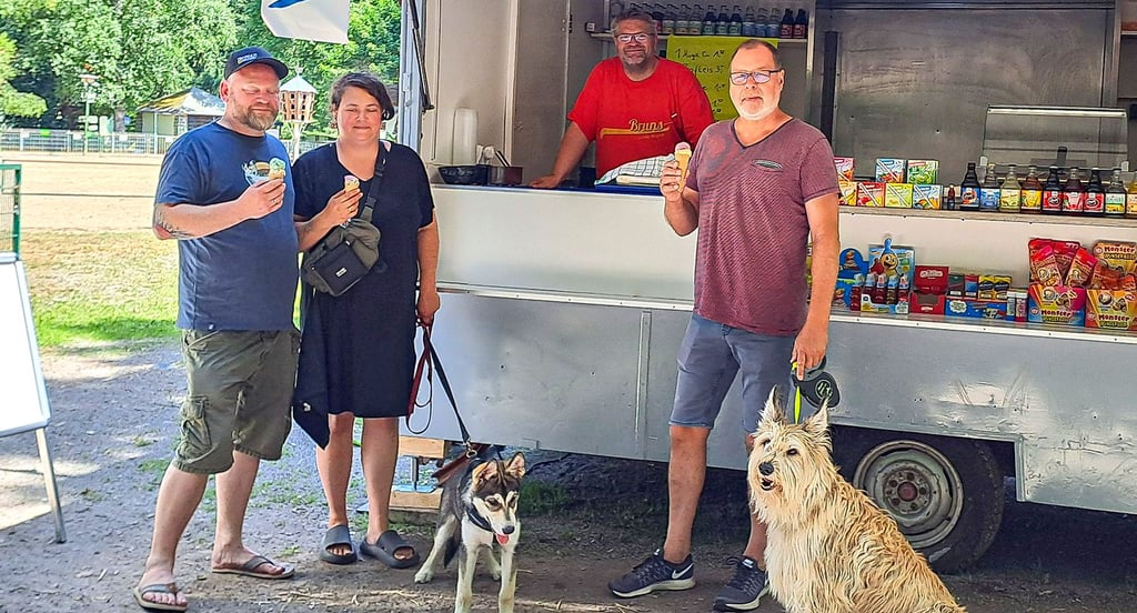Unbekannte sind in der Nacht zum Dienstag, 12. August, in den Imbisswagen von Danny Bruns (Mitte) eingebrochen.