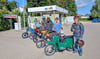 Die fünf Jugendlichen Hans Meinhof, Dean Schaller, Linus Quandt, Oskar Leupold und Manuel Frenzel (v.l.) wagen das Abenteuer Simson-Tour durch halb Deutschland. Im Foto sind sie an ihrem gemeinsamen Startpunkt, eine Tankstelle in Jüterbog.  Von hier aus beginnt die Abfahrt nach Prora. 