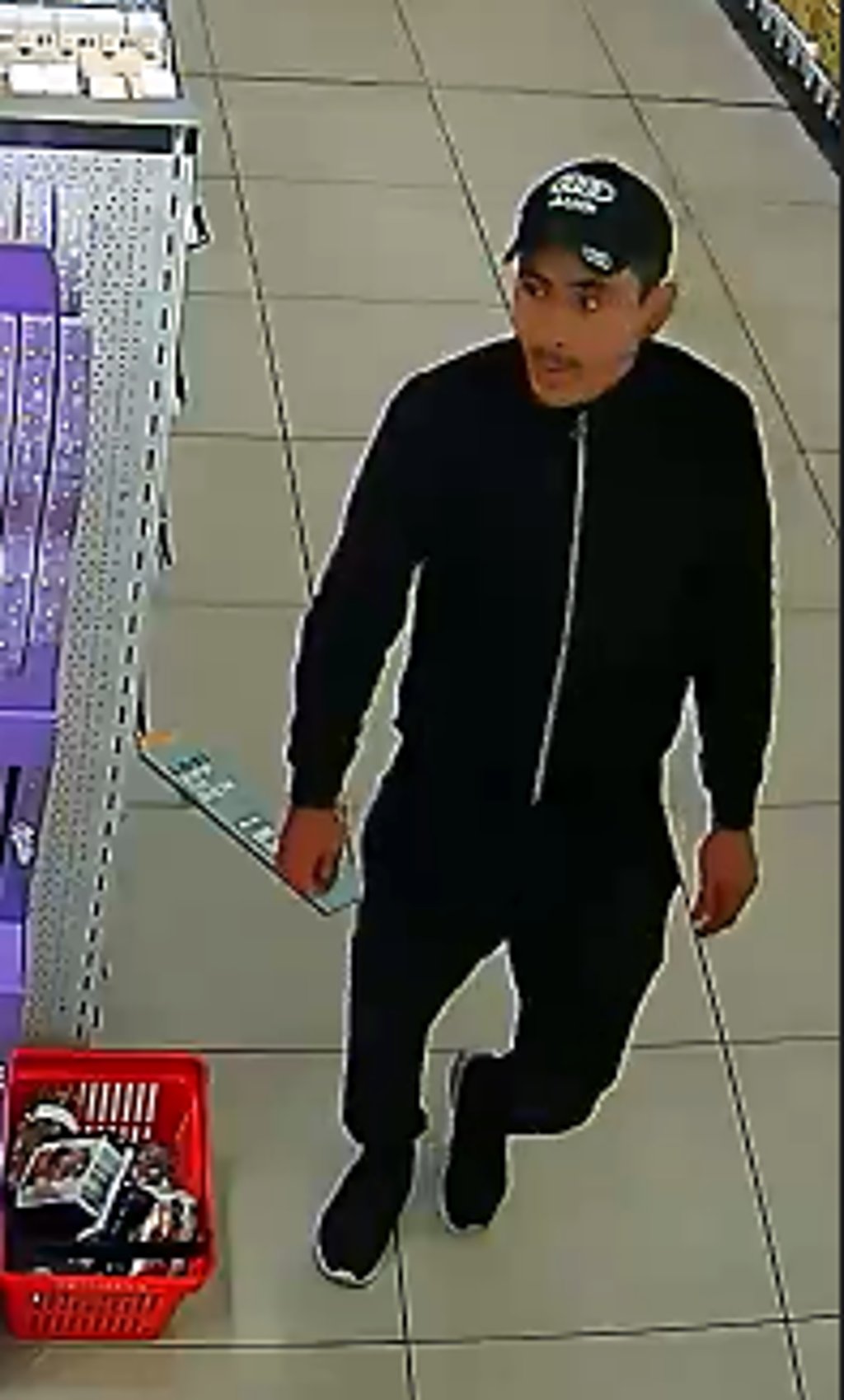 Der mutmaßliche Täter in Halle trägt schwarze Kleidung.