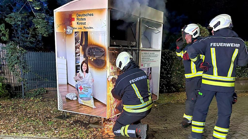 Neben einer Mülltonne brannte in Haldensleben auch ein Altkleidercontainer.
