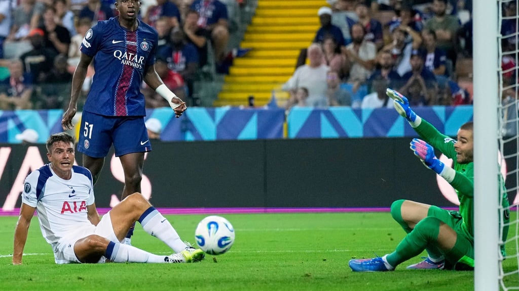 Paris-Torwart Lucas Chevalier beim Gegentor zum 0:1 durch den ehemaligen Wolfsburger Micky van de Ven.