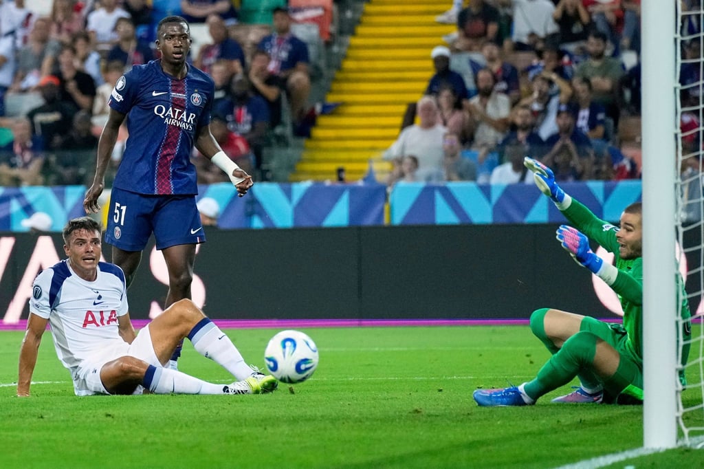 Paris-Torwart Lucas Chevalier beim Gegentor zum 0:1 durch den ehemaligen Wolfsburger Micky van de Ven.