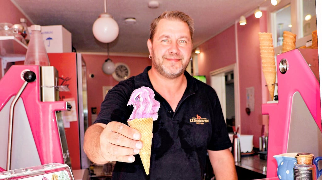 Guten Appetit: Mitarbeiter Kai Urban im Altstadtcafé in Havelberg reicht ein Heidelbeereis.