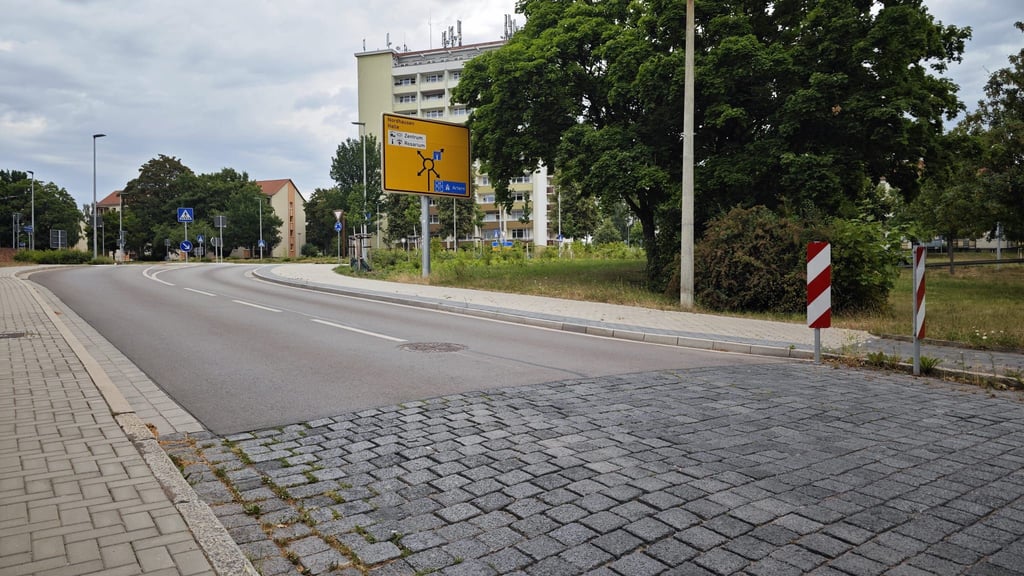 Blick in die Straße der VS. Bisher ist nur ein ganz kleiner Teil der Straße und der Gehwege saniert.