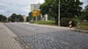 Blick in  die Straße der VS. Bisher ist nur ein ganz kleiner Teil der Straße und der Gehwege saniert. 