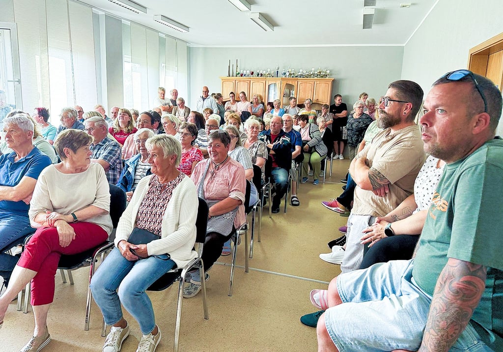 In Hakeborn war das Interesse an den Dorfladen-Plänen von „Unser Schopp" riesig. Das wollten sich zirka 120 Bürger und damit rund 20 Prozent der Einwohner nicht entgehen lassen. Dadurch platzte der Schulungsraum der Feuerwehr aus allen Nähten. Nicht alle Gäste bekamen einen Sitzplatz.