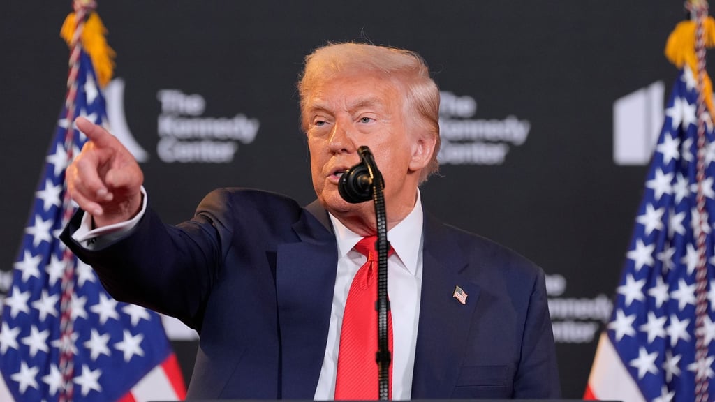 US-Präsident Donald Trump droht Wladimir Putin vor dem Alaska-Gipfel mit schwerwiegenden Konsequenzen, sollte der Kremlchef nicht einlenken.