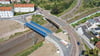 Aus der Vogel- oder Drohnenperspektive sind die  beiden Gleisüberquerungen in Dessau-Roßlau gut zu betrachten. Im Dienst ist bislang noch immer die alte Zerbster Brücke. Doch bald wird die neue Brücke freigegeben.&nbsp;