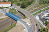 Aus der Vogel- oder Drohnenperspektive sind die  beiden Gleisüberquerungen gut zu betrachten. Im Dienst ist bislang noch immer die alte Zerbster Brücke.