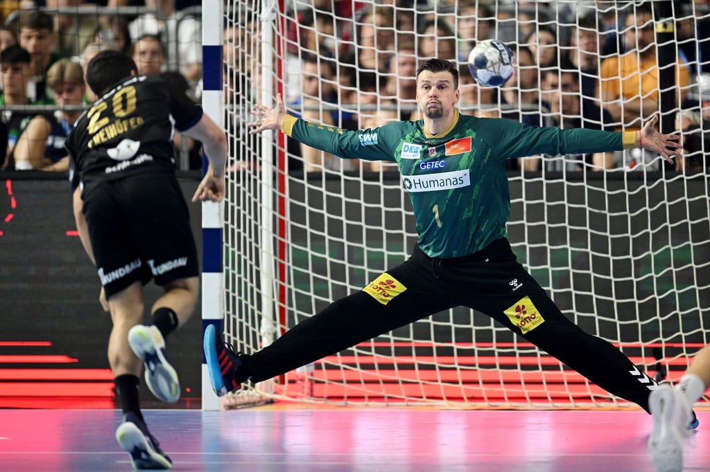 Magdeburgs Torhüter Sergey Hernandez (r) war ein Garant beim Gewinn der Champions League