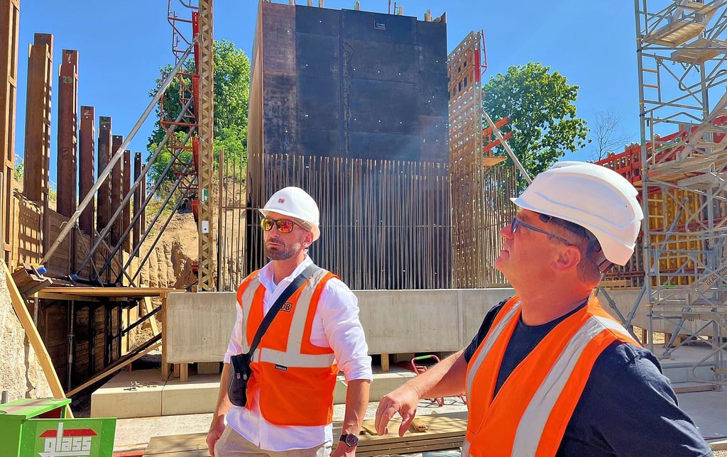 DB-Projektleiter Steffen Zindler (li.) und Bernd Schubert, Oberbauleiter der Firma Glass Ingenieurbau