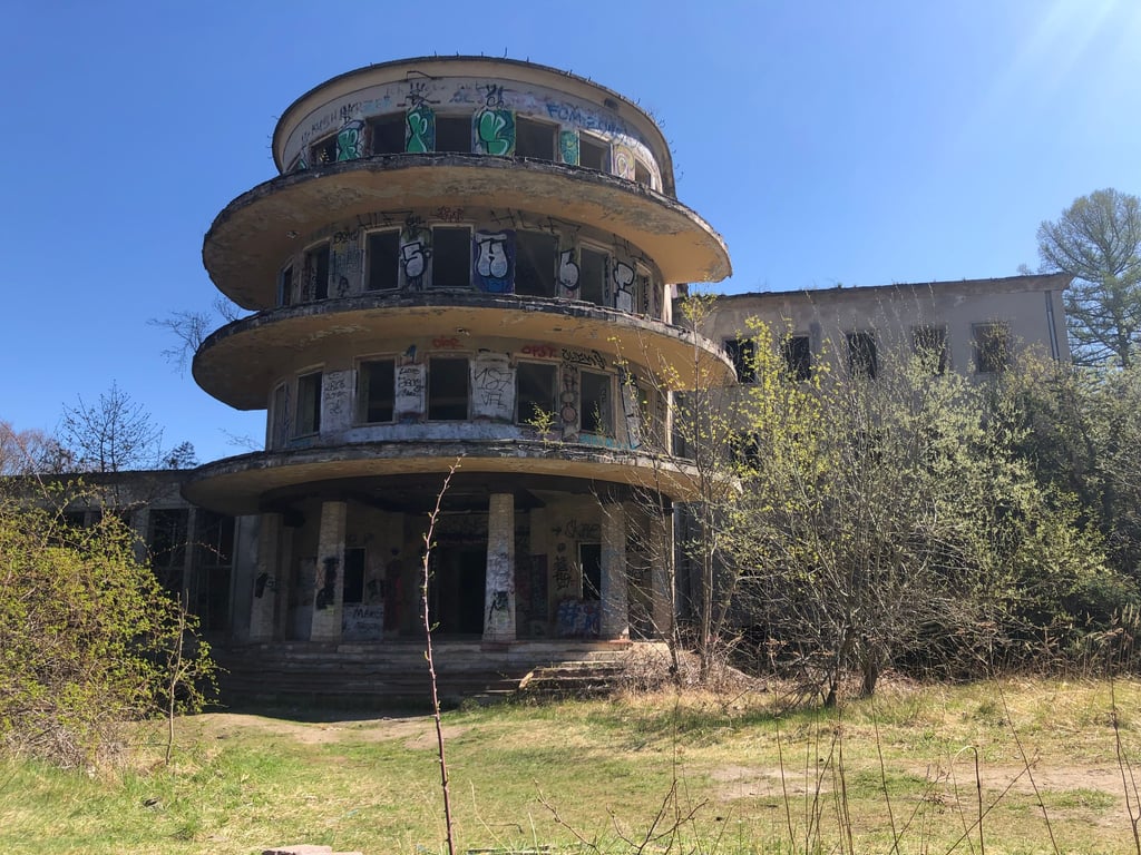 Bis 1990 ein beliebtes Feriendomizil, jetzt ein Lost Place: das ehemalige Ferienheim „Fritz Heckert" bei Gernrode.