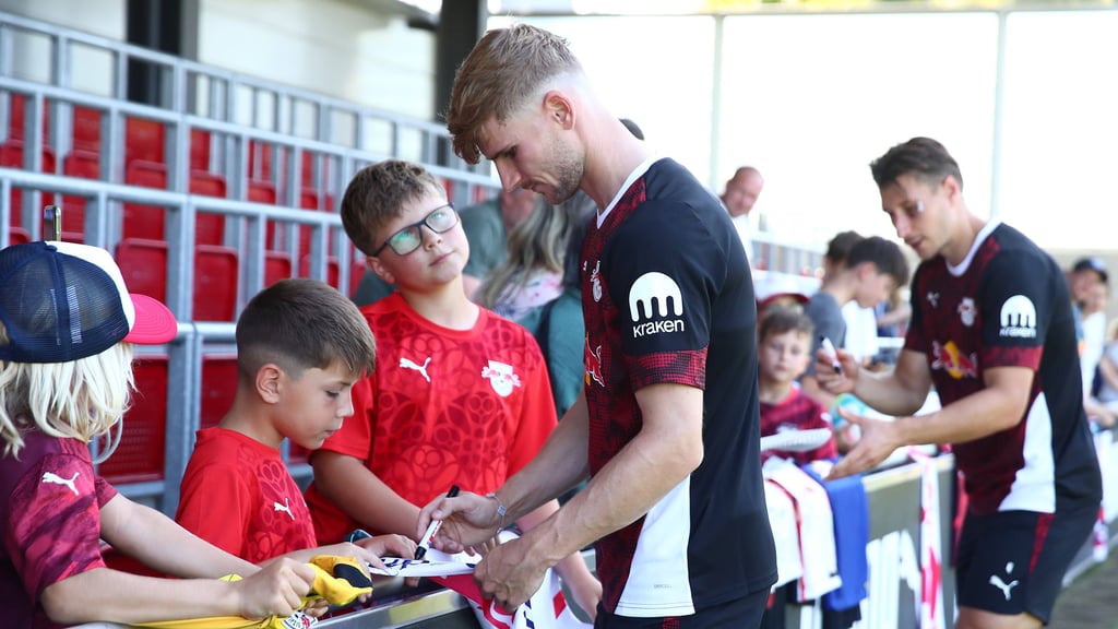 Timo Werner beim Autogramme schreiben.