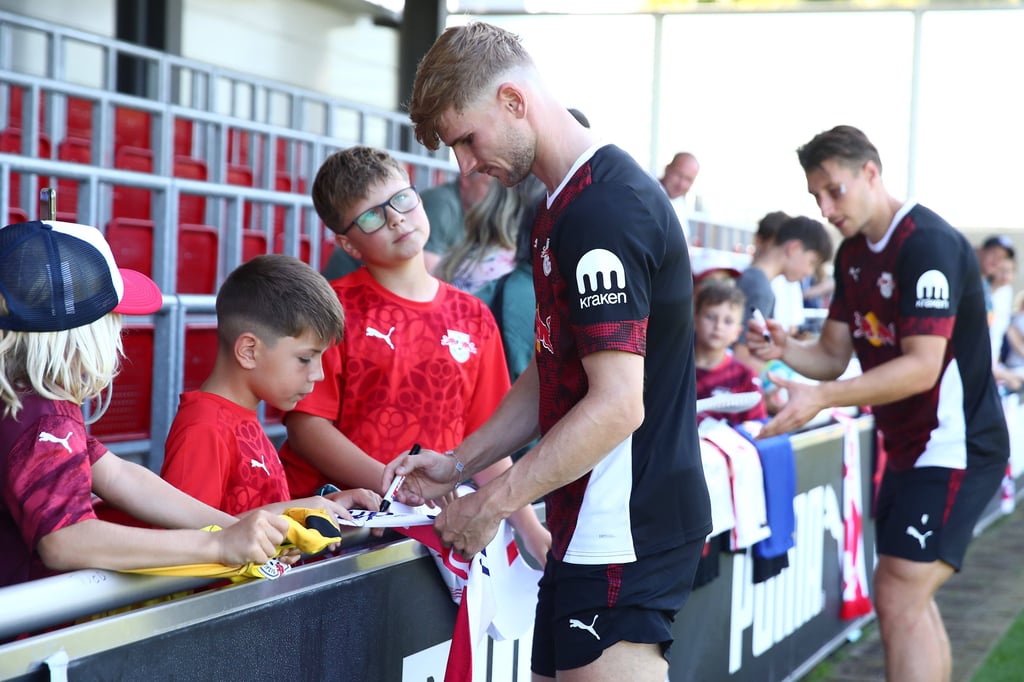 Timo Werner beim Autogramme schreiben.