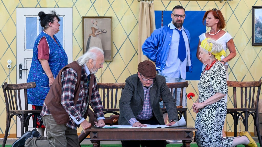 „Maxe Baumann“ bei den Beelitzer Festspielen: In dem Stück geht es um Maxe Baumann, der sich die Frage stellt, was ein Mann mit seinem Rentner-Dasein anfängt.