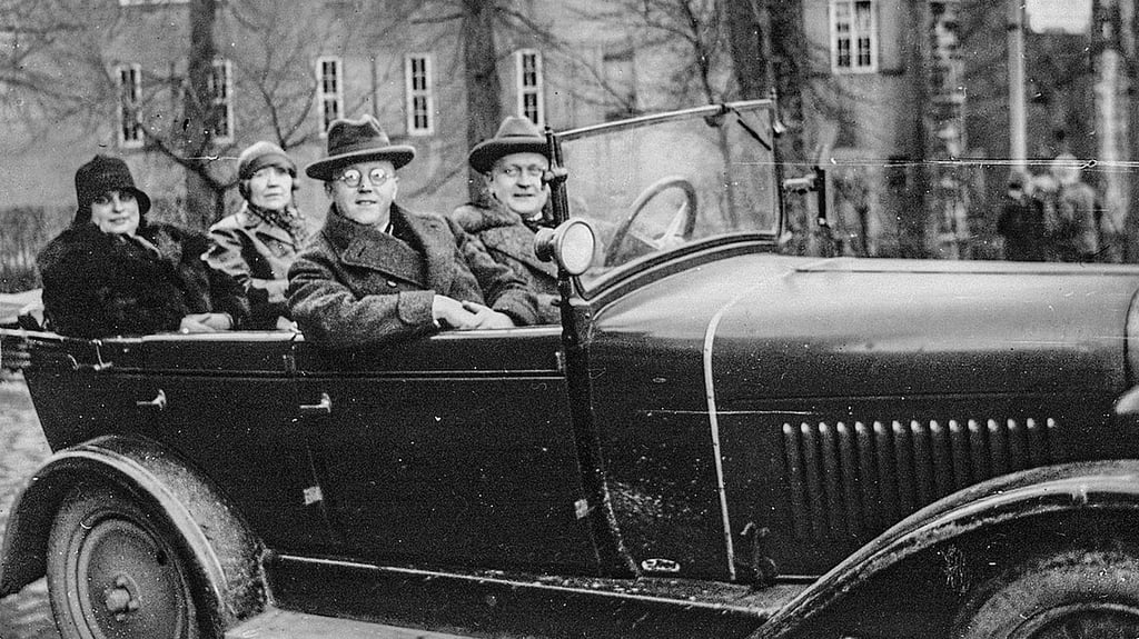 Szenen, wie diese Cabriofahrt 1908 sind in der Schau zu sehen.