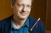 Thomas Herzog begleitet mit seiner Oboe die Mönche der Huysburg.