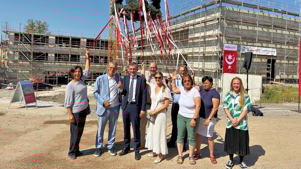 Gemeinsam mit mehreren Stadträten und Landtagsabgeordneten feierten Bürgermeister Egbert Geier (2.v.l.) und Bildungsminister Jan Riedel (3.v.l.) am Mittwoch Richtfest in der Schimmelstraße.