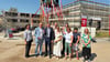 Gemeinsam mit mehreren Stadträten und Landtagsabgeordneten feierten Bürgermeister Egbert Geier (2.v.l.) und Bildungsminister Jan Riedel (3.v.l.) am Mittwoch Richtfest in der Schimmelstraße.