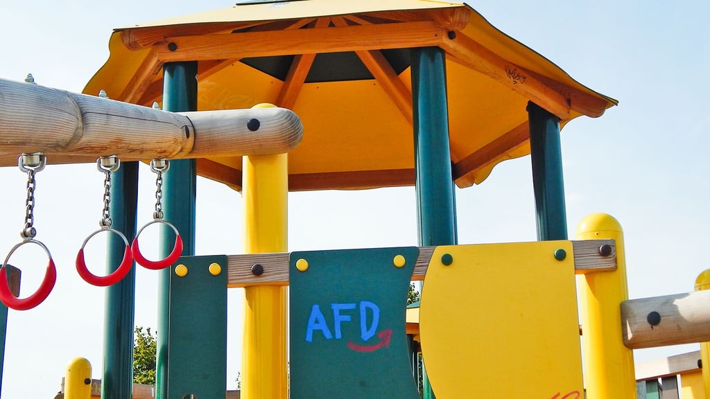 Am neuen Spielplatz in Niederndodeleben haben Unbekannte unter anderem den Schriftzug „AfD“ auf die Spielgeräte geschmiert. Eltern sind entsetzt und fordern ein Handeln von der Gemeinde.