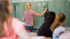 Viele Lehrer und Lehrerinnen in Deutschland arbeiten in Teilzeit. (Symbolbild)