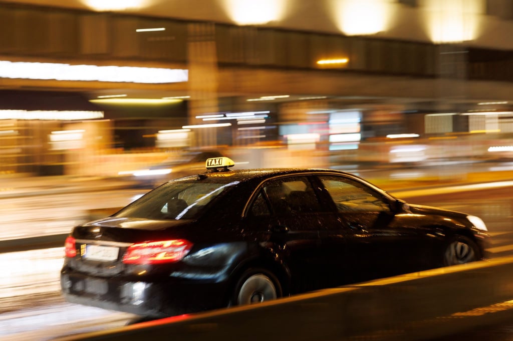 Baden-Württemberg war Vorreiter in Sachen freie Taxi-Farbe: hier ein schwarzes Taxi in Stuttgart. (Archivbild)