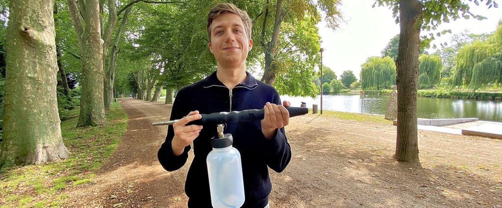 Geschäftsführer Maximilian Friedrichs mit seiner Schaumkanone „FoamJet“, die derzeit schon in Bayern vertrieben wird.